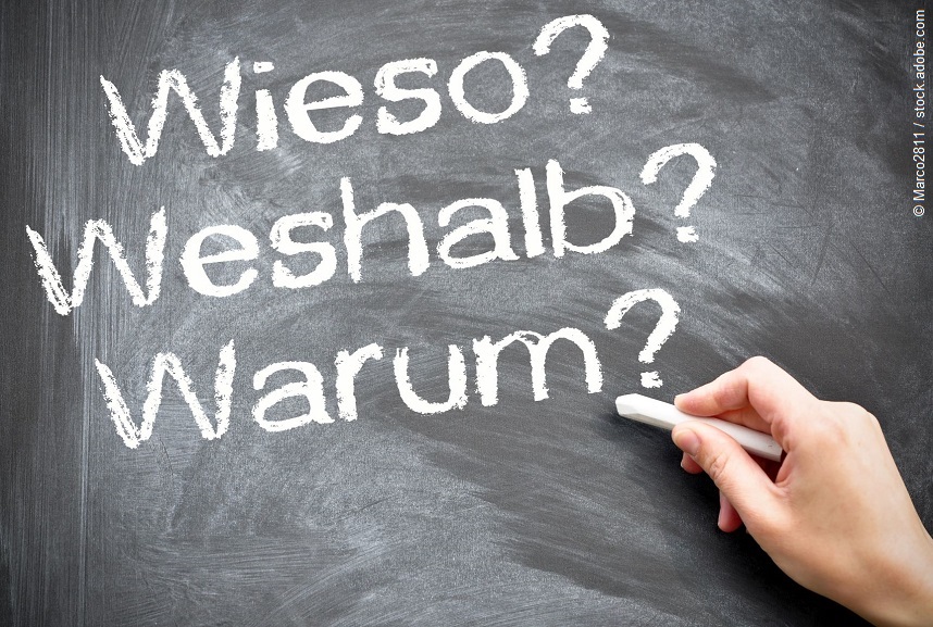 Eine Tafel auf der mit Kreide geschrieben steht: Wieso? Weshalb? Warum? 